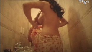 Pamela David desnuda se cambia en el baño camara oculta damageinc famosas