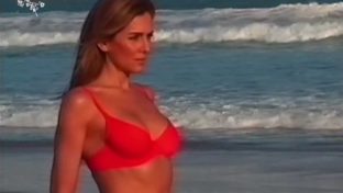 Andrea frigerio bikini roja en la playa damageinc mujeres