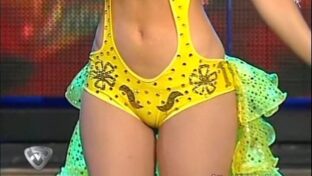 Carla Conte marcando papo en trikini amarillo Bailando 2006 TV damageinc videos