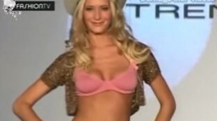 Julieta Prandi en lingerie erótica Desfile FTV Martina Di Trento Córdoba damageinc mujeres