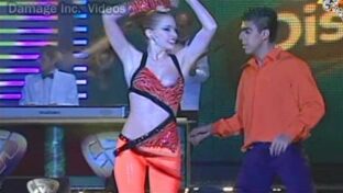 Emilia Attías baila con una teta afuera… tremendo oops !