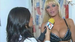 Gabriela Mandato sacando culo en tanga en TV