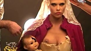 Nazarena Velez posando con una teta desnuda damageinc famosas