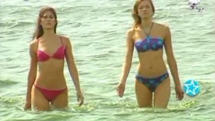 Carina Monteleone y Grisel Perez Ponce bikini en el mar damageinc mujeres