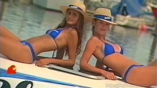 Loli Lopez y Natalia Rackiewicz en bikini paseando en lancha