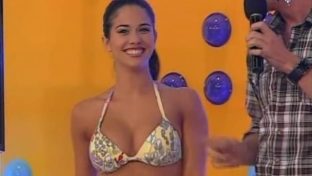 Delfina Gerez Bosco morocha hot en bikini amarillo damageinc mujeres