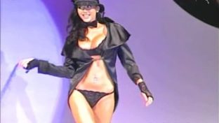 Karina Jelinel desfile lingerie negra encaje tanga damageinc famosas