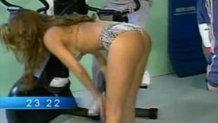Alejandra Mora bikini leopardo agachada culo en el gym Rompeportones TV damageinc mujeres