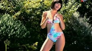 Mariana de Melo y su bikini en la pileta (linda la morocha !)