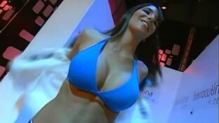 Sofía Menconi azafata azul en bikini… que gomas ! [x4]