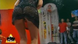 Amalia Granata upskirt culo en tanga negra transparencias basquet Animales Sueltos TV damageinc famosas