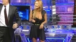 Jesica Cirio con una teta afuera en vivo en TV (oops !)