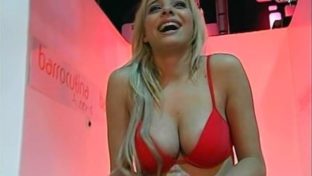 Jimena Campisi areola escapa oops bikini roja en TV damageinc mujeres