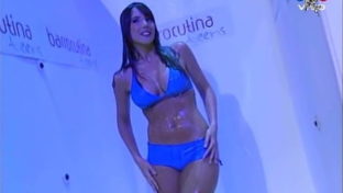 Sofia Menconi y sus tremendas gomas en la ducha (bikini azul)
