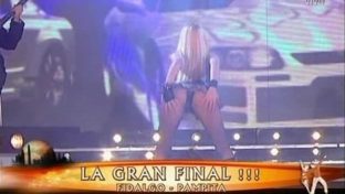 Pampita agachada sacando culo Final Bailando 2008 damageinc famosas