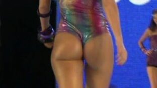 Alejandra Maglietti rubia en tanga desfile Giordano 2011 damageinc mujeres