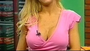 Luciana Salazar en minifalda y un top rosa que explota en TV