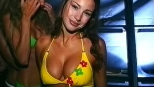 Pampita tetas bikini amarillo desfile Pino Leo Lina 2003 damageinc mujeres