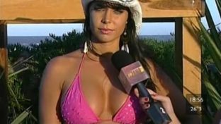 Sabrina Ravelli morocha tetona en bikini rosa damageinc famosas