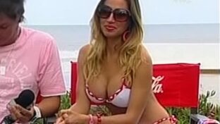 Belén Francese tetas en bikini blanco Intrusos TV damageinc mujeres