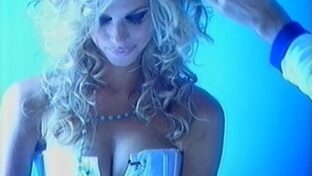 Carola del Bianco escote y oops en este portfolio hot