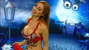 Belén Francese de odalisca tetona recitando poesía