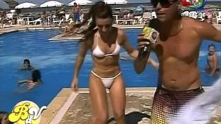 Mariana Brey en bikini blanco en la pileta damageinc famosas