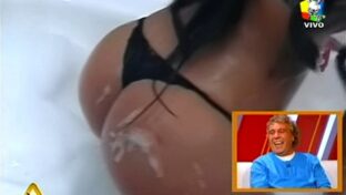 Pamela Sosa en tanga en el hidromasaje (tetas, espuma y oops)