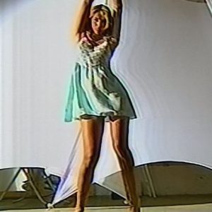 Vicky Fariña en un clip sexy para “90-60-90 Modelos”