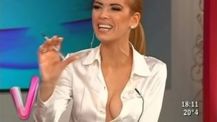 Viviana Canosa escote tetas camisa blanca abierta en TV damageinc mujeres