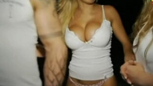 Virginia Gallardo en tanga y lingerie en la playa Fort Show TV damageinc mujeres