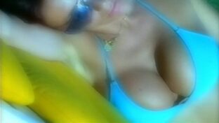 Analía Franchin se encrema las tetas en bikini