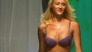 Romina Burne rubia tetona lingerie desfile Marina Models 2010 damageinc mujeres