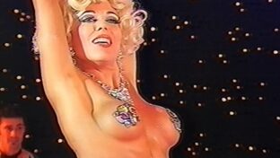 Iliana Calabro desfile erótico bodypaint tetas con pezoneras y orto en hilo dental conchero damageinc videos