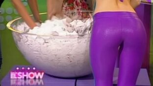 Romina Parodi culazo en calzas violeta en TV damageinc bailarinas