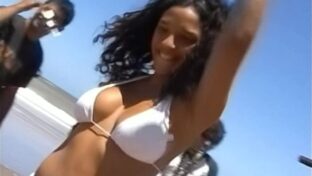 Pamela Alvarez en bikini en la playa (que tetas la morocha !)