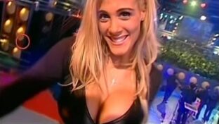 Flor Maggi tetotas escote top negro Pasión de Sábado TV damageinc bailarinas