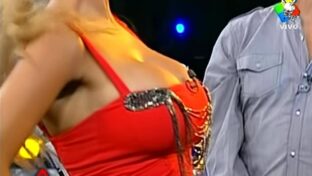 Virginia Gallardo y Claudia Fernández juntitas en TV [x4]