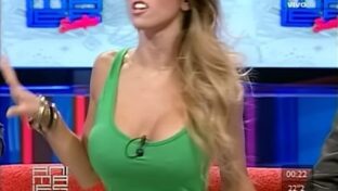 Cinthia Fernández tetotas escote pezones marcados vestido verde Animales Sueltos TV damageinc famosas