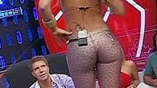 La Gata Noelia en catsuit super escotado (culazo !)
