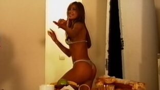 Catherine Fulop culo tanga portfolio El Rayo TV bikini dorado damageinc mujeres