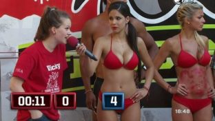 Barby Franco y Ailen Bechara bikini rojo Azafatas TV damageinc mujeres