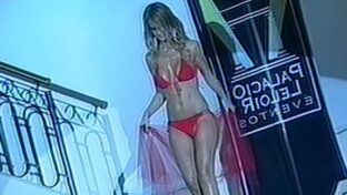 Sabrina Rojas rubia tetona desfila bikini rojo damageinc mujeres