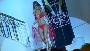 Sabrina Rojas rubia tetona desfila bikini rojo damageinc mujeres