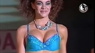 Emilia Attías tetas grandes lingerie azul desfile Electromoda damageinc famosas