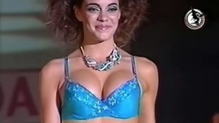 Emilia Attias tetas grandes lingerie azul desfile damageinc famosas