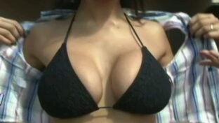 Andrea Rincón muestra las tetas en bikini negro en TV damageinc famosas