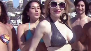 Fátima Flórez bikini marcando pezones y culo en tanga en TV damageinc famosas