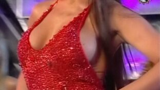 Natalia Fassi se le escapa una teta oops desfile Showmatch TV damageinc videos