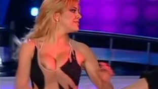 Virchu Gallardo se le escapan los pezones Bailando 2010 TV damageinc videos
